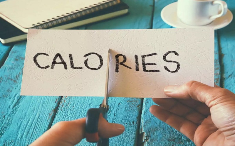 Thực hiện chế độ ăn cắt giảm calo để giảm cân