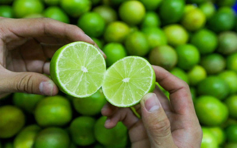 Trong chanh tươi có lượng calo ít
