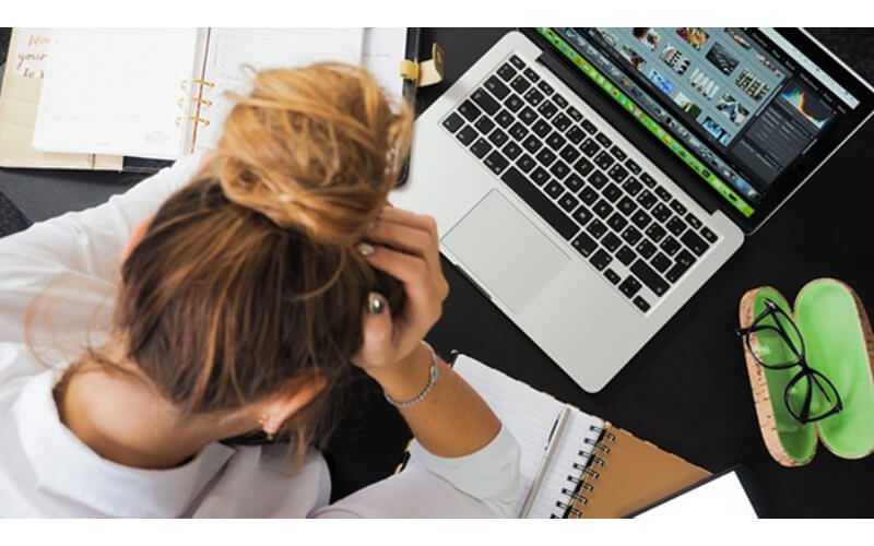 Hạn chế dùng các loại máy móc, thiết bị để giảm lão hóa vùng da mắt