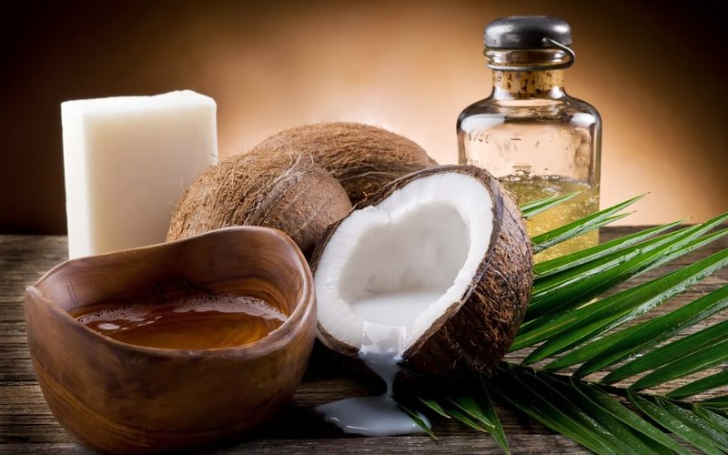 Phương pháp làm da mặt căng bóng bằng dầu dừa nguyên chất