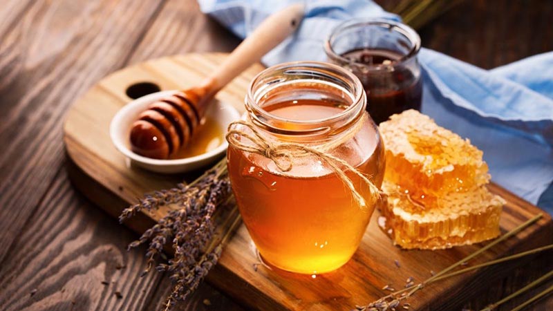 Công thức kem sữa, chuối và mật ong nguyên chất giúp da căng bóng