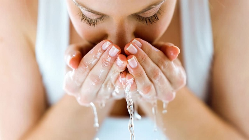 Rửa mặt quá nhiều lần sẽ làm khô da