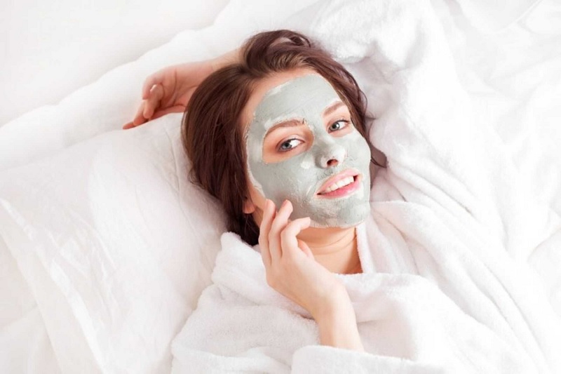 Đắp mặt nạ đất sét giúp hút dầu nhờn