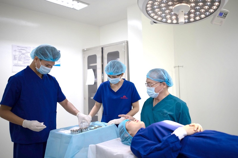 Seoul Spa sở hữu đội ngũ y bác sĩ với kinh nghiệm dày dặn, thực hiện kỹ càng