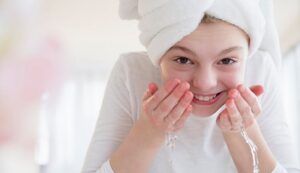 Mụn để lại sẹo thâm khiến làn da không đều màu