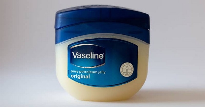 Bạn hoàn toàn có thể sử dụng Vaseline để tháo mi nối tại nhà đơn giản, tiết kiệm chi phí