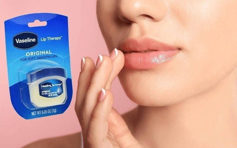 Bôi vaseline lên môi cũng là cách để môi không khô hay nứt nẻ