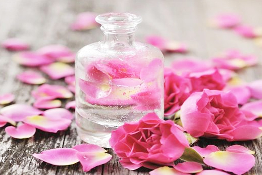Nước hoa hồng dưỡng môi