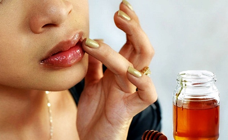 Bôi mật ong lên môi giúp trị môi nứt nẻ, môi ẩm mịn