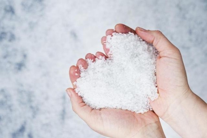 Muối và tỏi có tác dụng làm mờ mụn cóc trên cơ thể