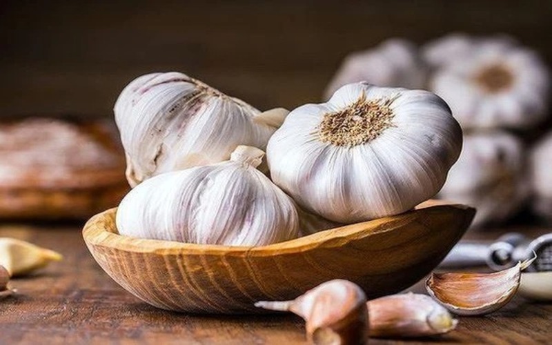 Phương pháp điều trị mụn cóc bằng tỏi an toàn, lành tính