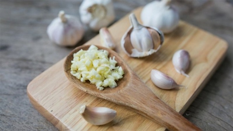 Đắp trực tiếp tỏi lên da để điều trị mụn cóc