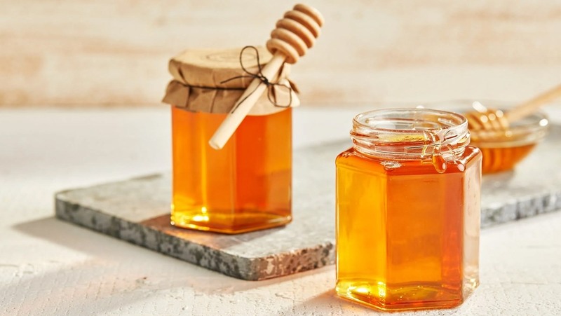 Kết hợp tỏi với mật ong nguyên chất để tạo thành hỗn hợp trị mụn cóc