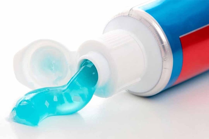 Kem đánh răng có tác dụng làm mờ mụn nhanh chóng