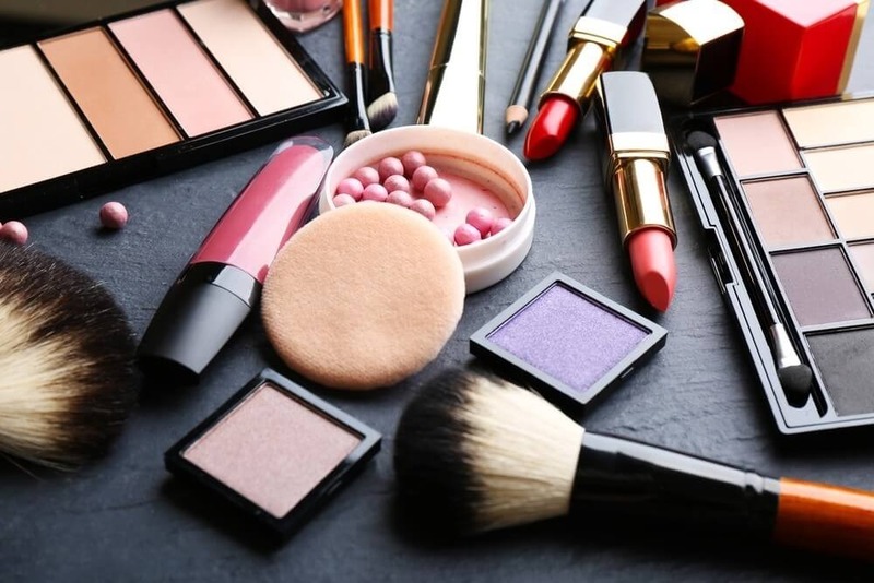 Hạn chế những mỹ phẩm chứa quá nhiều hương liệu để ngăn ngừa mụn