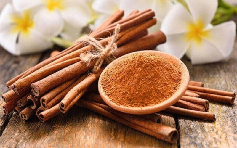 Công thức điều trị mụn mủ từ bột quế và mật ong nguyên chất