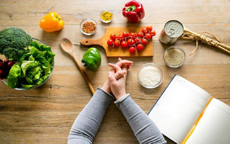 Lưu ý chế độ ăn uống và sinh hoạt để ngăn ngừa mụn nhọt
