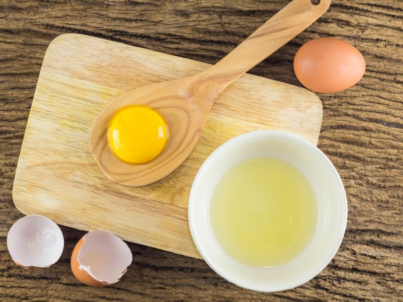 Có thể kết hợp lòng trắng trứng với nước cốt chanh, mật ong, dầu oliu để tăng hiệu quả trị rạn da bà bầu