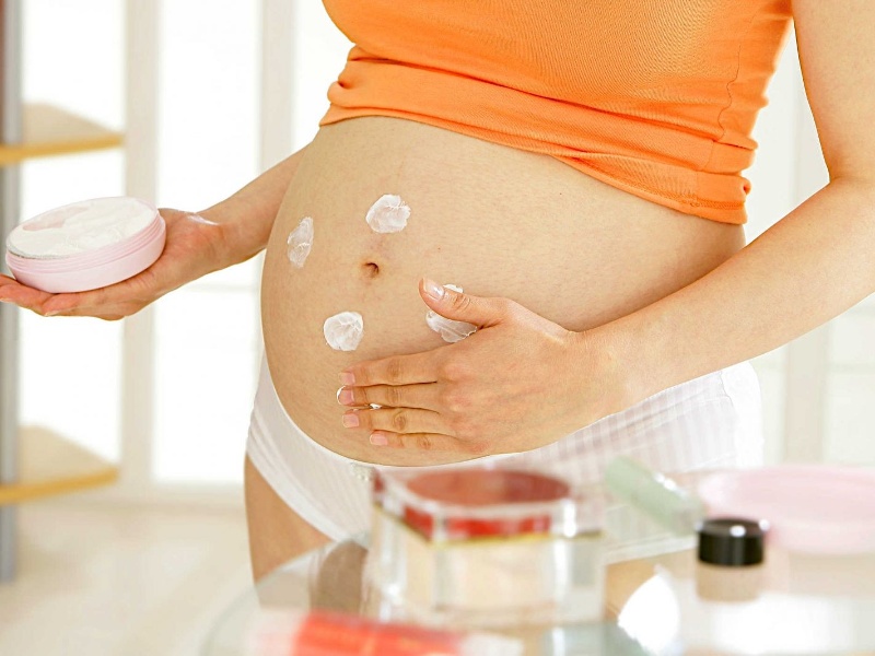 Thoa kem chống nắng thường xuyên kể cả khi không ra nắng để bảo vệ da