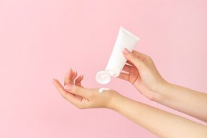 Cách trị thâm mụn tại nhà 4 Cách trị thâm mụn tại nhà Kiên trì áp dụng cách trị mụn thâm bằng nghệ này 2-3 lần mỗi tuần để tăng hiệu quả điều trị cao hơn.