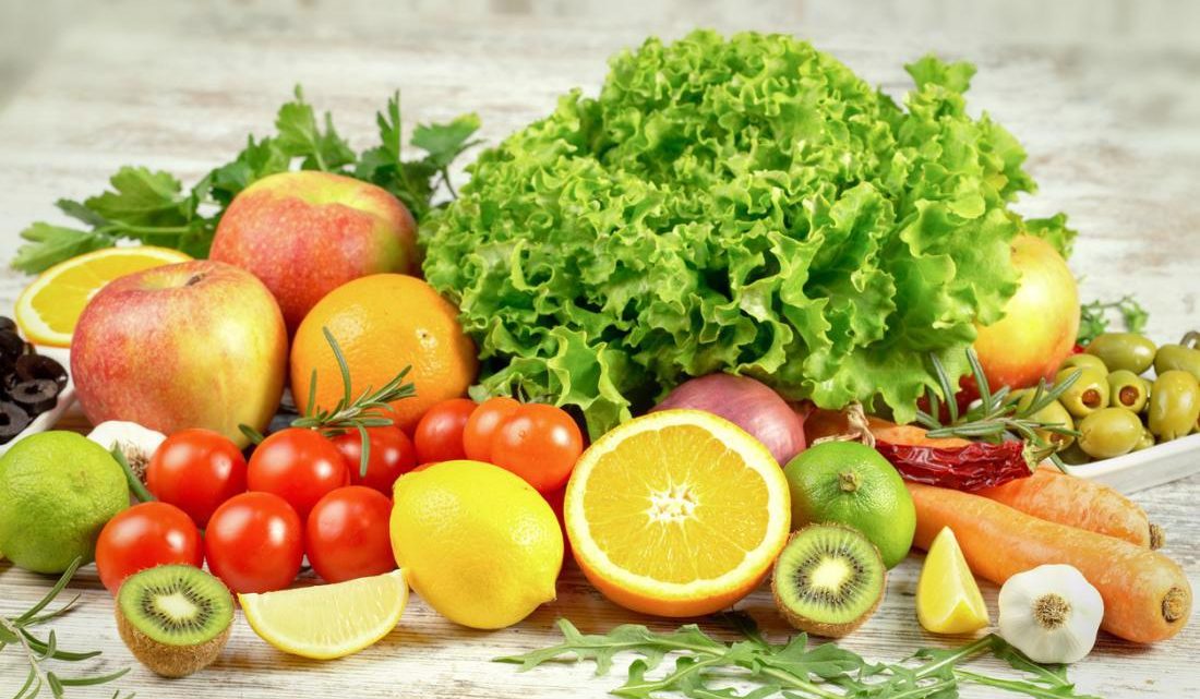 Nên ăn những thức ăn chứa nhiều Vitamin C để da sau căng chỉ mau lành