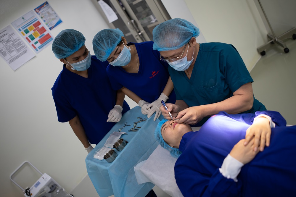 Bác sĩ tiến hành đo vẽ, xác định vùng da cần căng chỉ để thực hiện kỹ thuật luồn chỉ chính xác