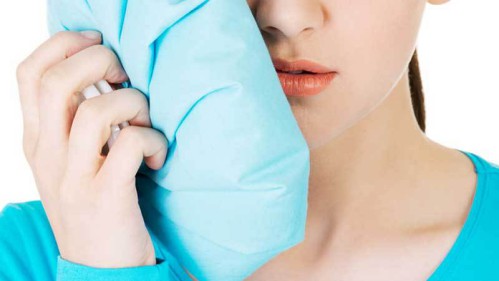 Chườm ấm từ ngày thứ 4 sau căng chỉ sẽ giúp da giảm thâm tím, sưng đỏ