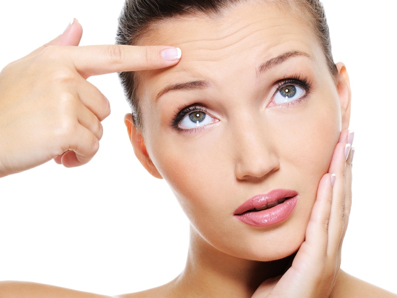 Hút thuốc là là nguyên nhân hàng đầu gây ra tình trạng nhăn da cổ