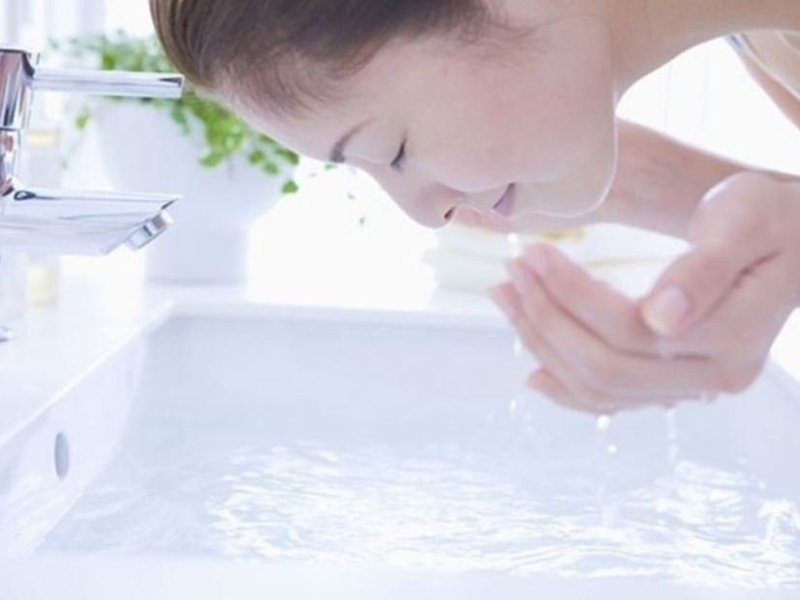 Thường xuyên rửa mặt bằng nước muối sinh lý hoặc nước đun sôi để nguội để sát khuẩn, hạn chế viêm nhiễm