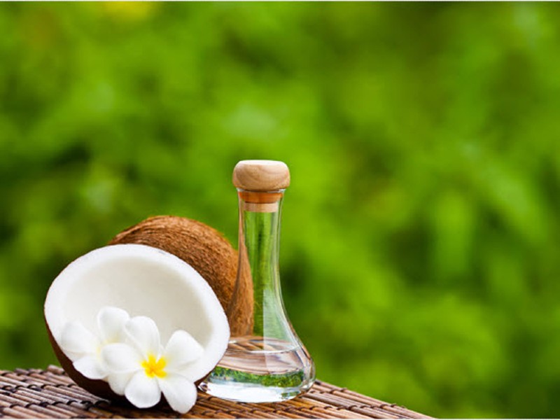 Dầu dừa giúp cặp mi bạn tự nhiên và mượt mà hơn