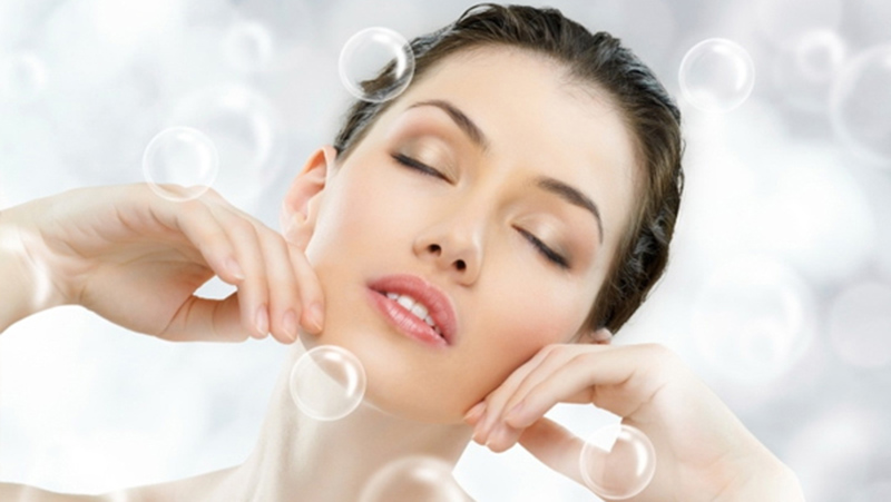 Dùng toner để giúp độ ẩm trên da cân bằng