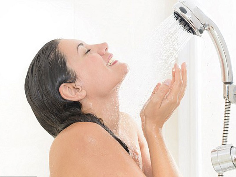 Tắm bằng nước ấm trong khoảng 2 tuần đầu tiên cho đến khi da sau tắm trắng phục hồi