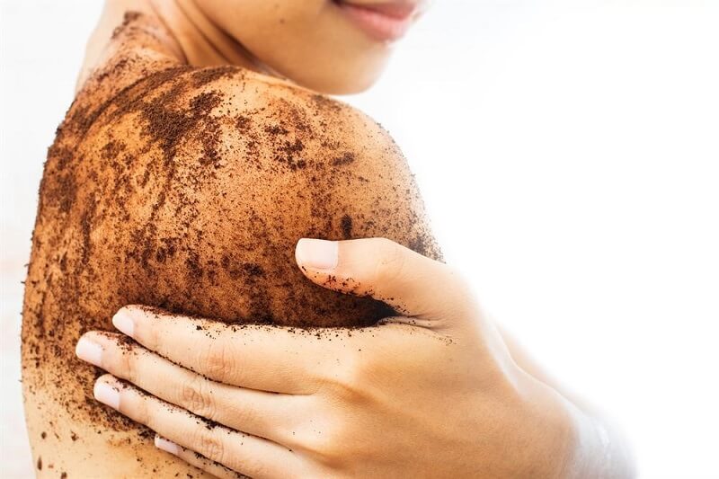 Nên tẩy tế bào chết cho da mặt và body 2 lần mỗi tuần, tuy nhiên trong 2 tuần đầu bạn nên tẩy tế bào chết dạng gel để bảo vệ da không bị tổn thương, sau đó có thể đổi thành loại scrub