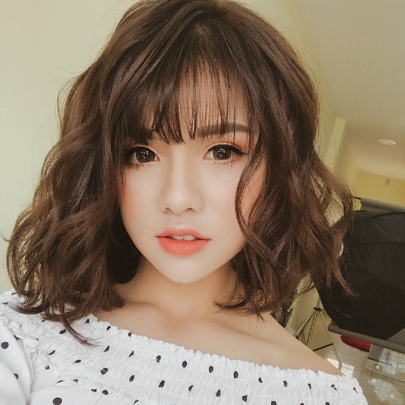 Dáng cao gầy cực kỳ phù hợp mái tóc xoăn ngang vai
