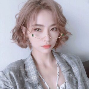 Bật mí 10 kiểu tóc nữ cho người gầy cao HOT TREND 11 Mái tóc uốn lọn to giúp gương mặt trở nên tròn trịa hơn
