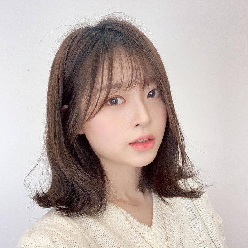 Tóc ngắn mái thưa giúp gương mặt thanh tú hơn