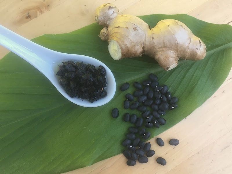 Đậu đen xanh lòng rang cùng gừng tươi loại bỏ mỡ thừa