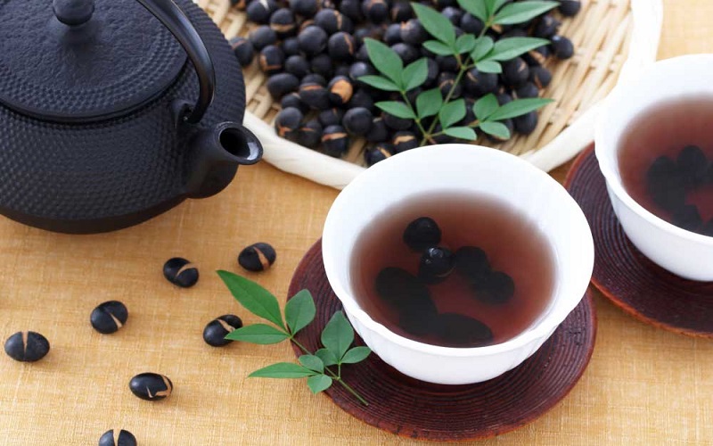 Uống trà đậu đen xanh lòng kiểu Nhật giảm cân hiệu quả