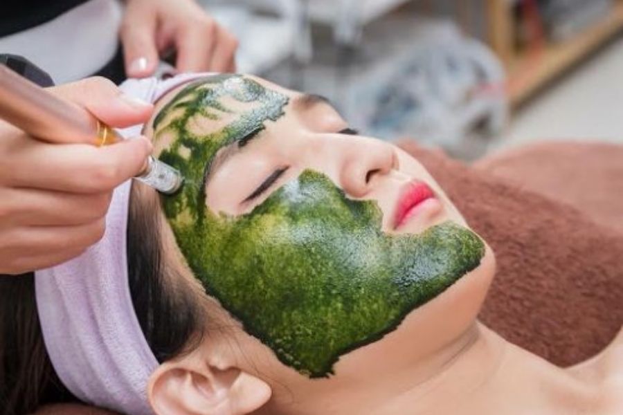 Khách hàng đang được đắp mặt nạ tảo Silic tại Seoul Spa