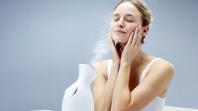 Làm nở lỗ chân lông trước khi nặn mụn bằng xông hơi