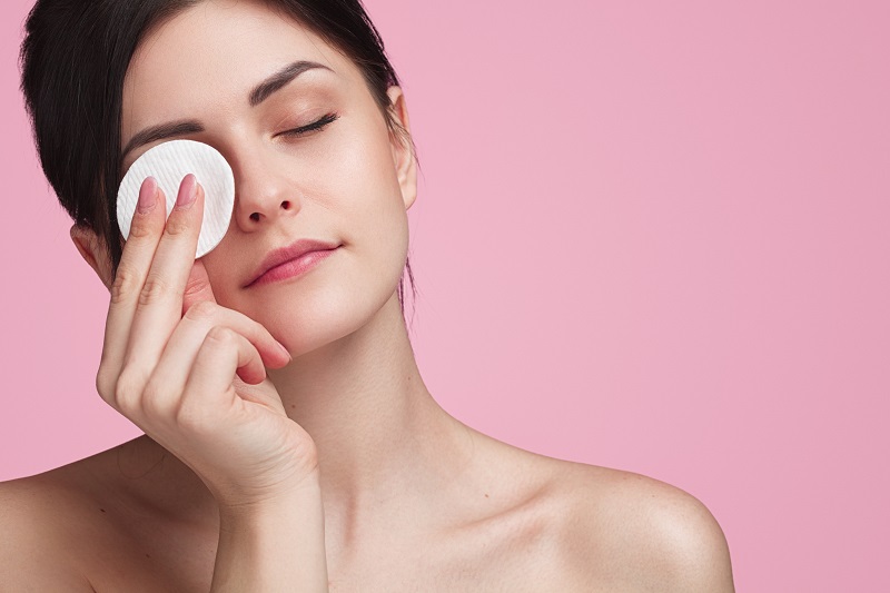 Tổng hợp những cách tháo mi nối tại nhà đơn giản và không đau ANA Beauty Academy 4 Bạn nên để bông tẩy trang lên mắt một thời gian