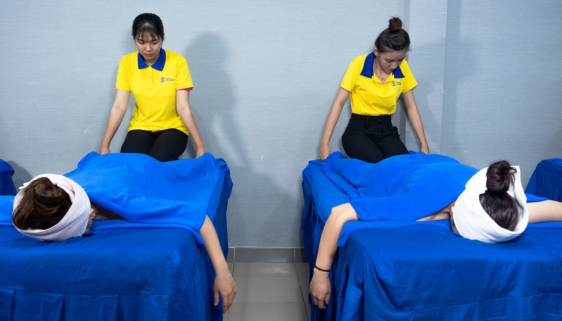Học viên được thực hành trên người thật