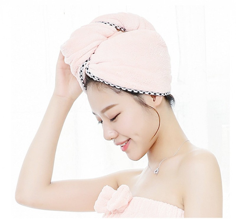 Bạn nên sử dụng khăn mềm để lau tóc khô được nhanh chóng hơn