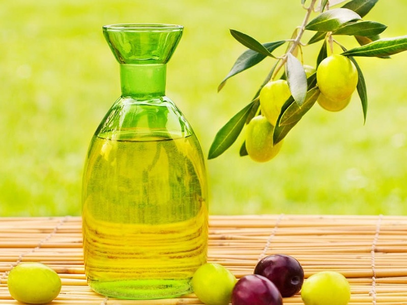 Dùng dầu oliu giúp dưỡng môi hồng sau 1 đêm