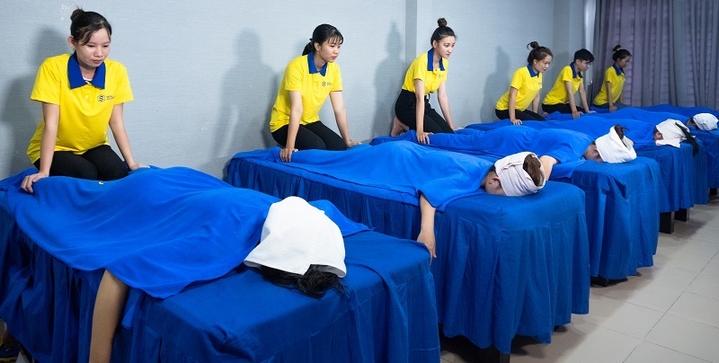 Học viên đang thực hành tại khóa học massage body