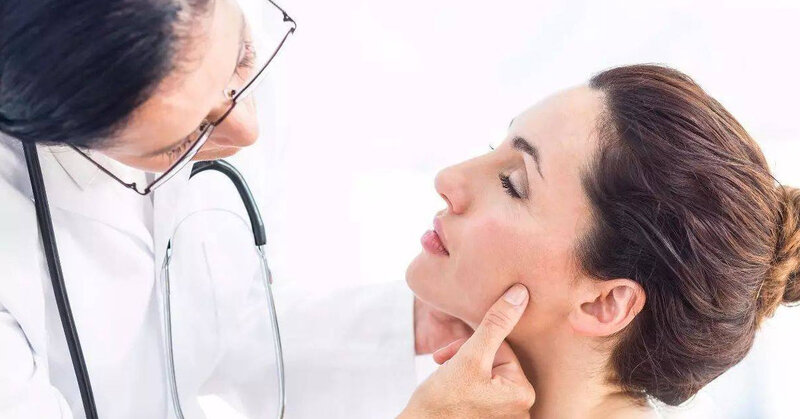 Các y bác sĩ sẽ là người trực tiếp thăm khám da mặt của các chị em