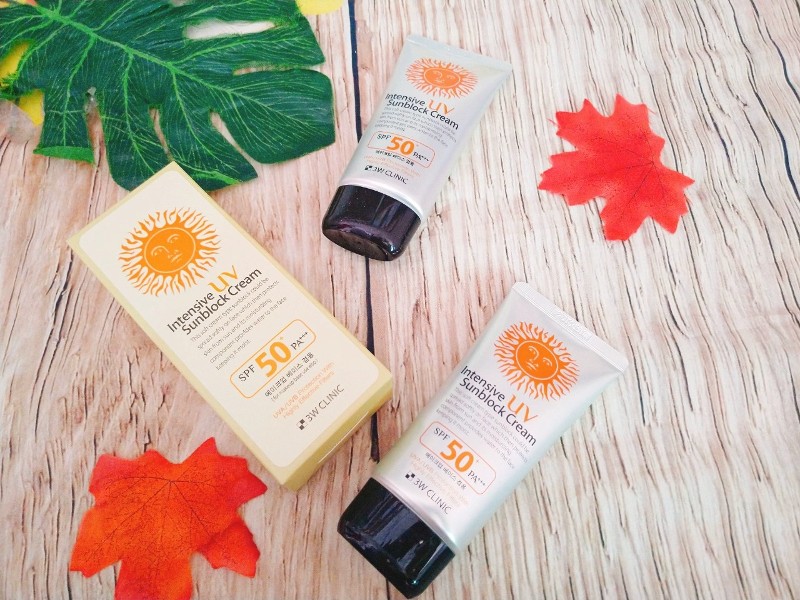Giá của 3W Clinic Intensive UV Sunblock Cream được niêm yết là 59.000 đồng/tuýp