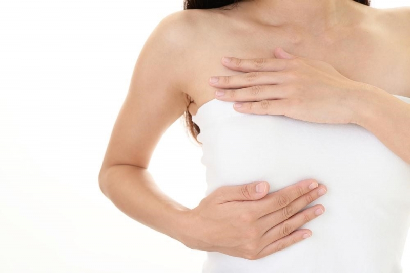 Vệ sinh nhũ hoa thật sạch sẽ để tránh thâm đen