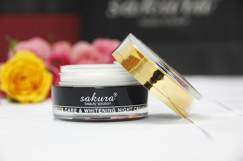 Sạch mụn cùng với Sakura Spots Care & Whitening Night Cream