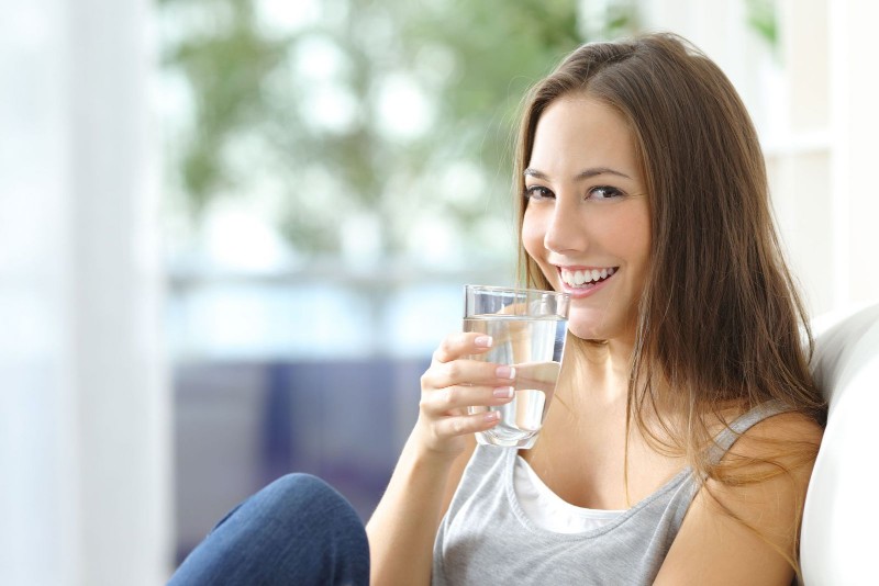 Uống nước khiến da bạn căng mịn, hồng hào và se khít lỗ chân lông